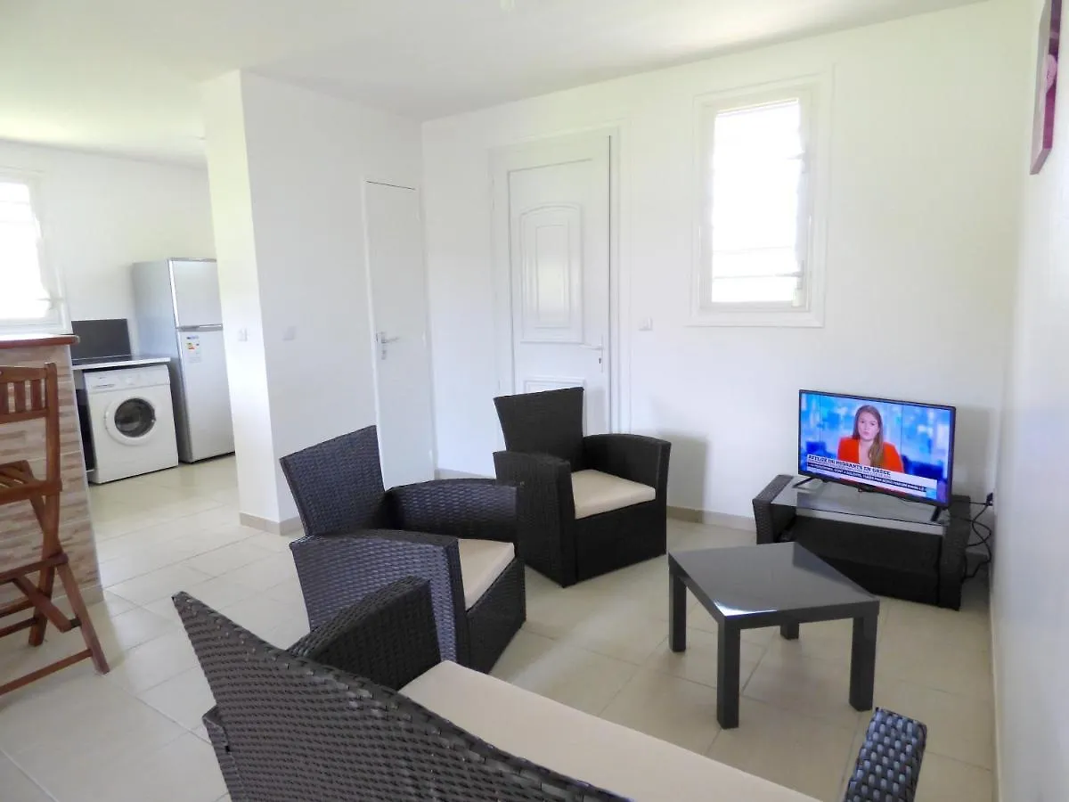 Studio in Les Trois Îlets, with wonderful mountain view, enclosed garden&WiFi - 200 m from the beach