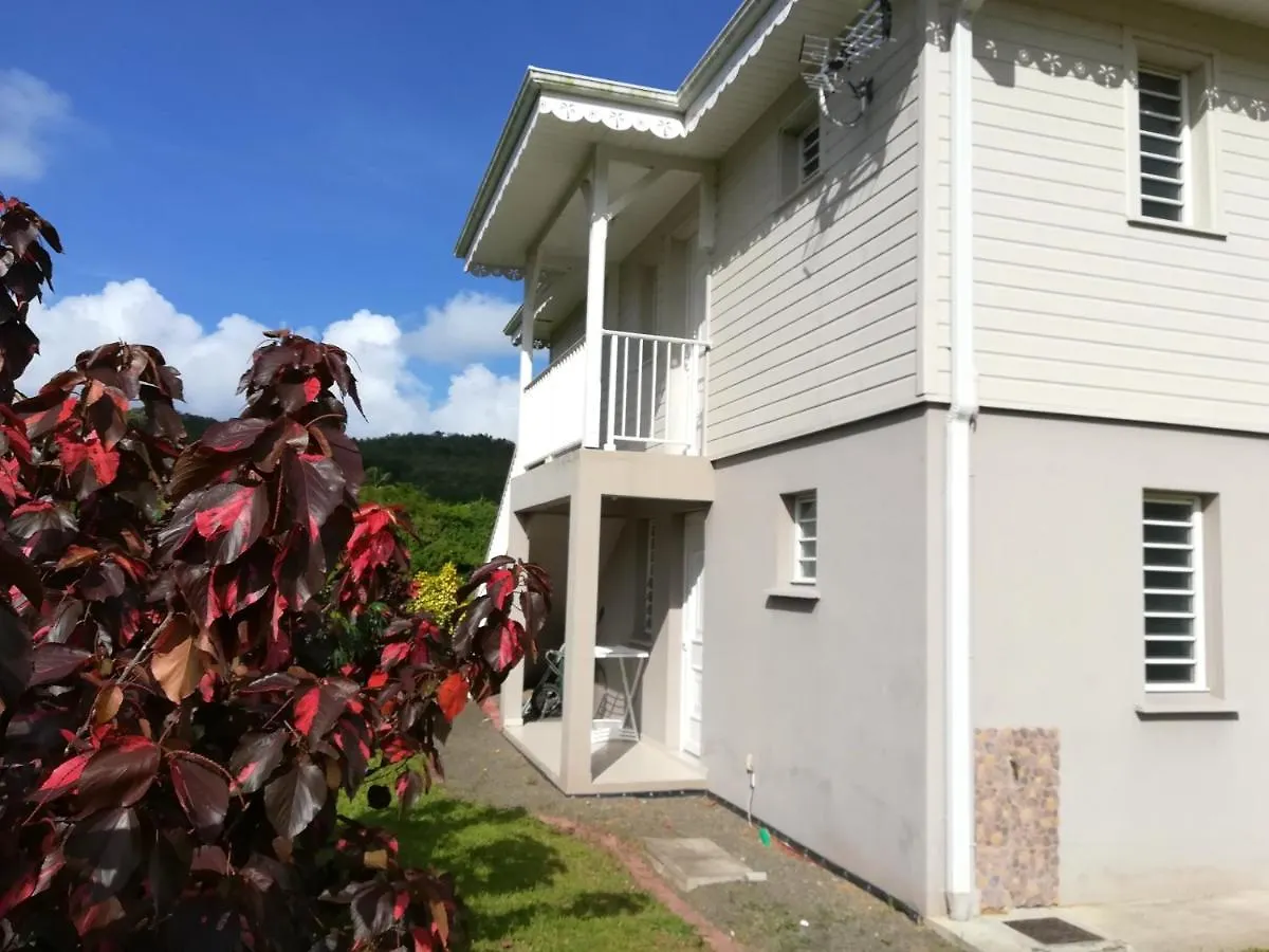 Studio in Les Trois Îlets, with wonderful mountain view, enclosed garden&WiFi - 200 m from the beach 0*, Les Trois-Ilets